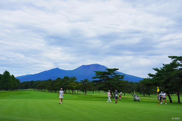 2022年 NEC軽井沢72ゴルフトーナメント 最終日 6番グリーン 今日はやっと浅間山がクッキリ。