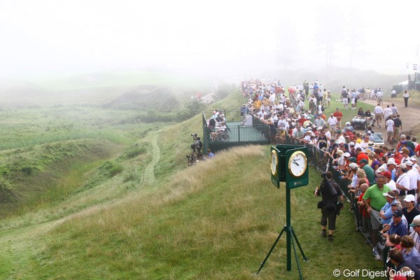 2010年 全米プロゴルフ選手権初日 10番ティグラウンド 9時50分、霧もようやく晴れだし、ギャラリーもコースに出始めた