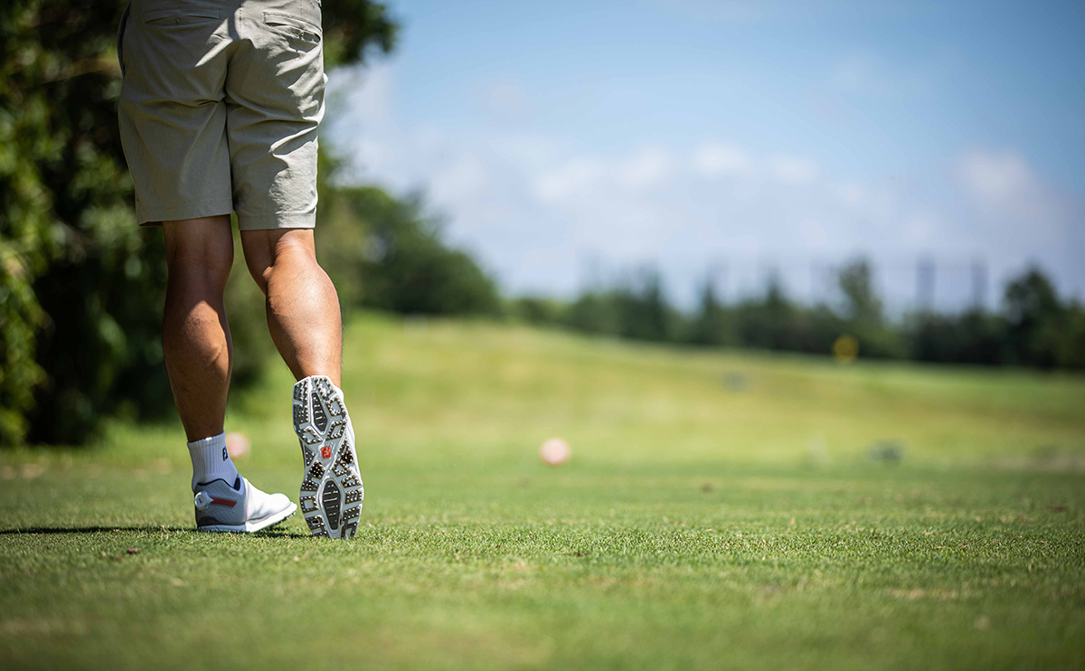 スパイクレスの軽量性は長時間歩くゴルフではメリットしかない（撮影：Gran角田慎太郎）