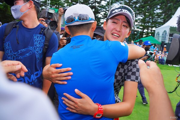 2022年 NEC軽井沢72ゴルフトーナメント 最終日 岩井千怜 優勝後は姉妹で抱擁して喜びを分かち合った