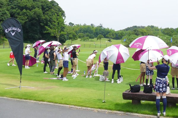 熱中症対策として同社の傘が配られ、ゴルフ場を彩った