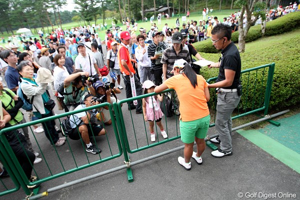 2010年 NEC軽井沢72ゴルフトーナメント初日 宮里藍 藍ちゃんのサインを求めて長～い行列ができてます。