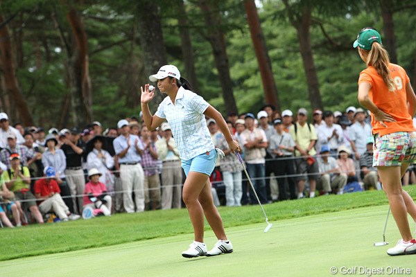2010年 NEC軽井沢72ゴルフトーナメント初日 三塚優子  9番でバーディーです。後姿は桃子ちゃんです。