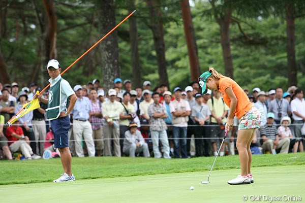 2010年 NEC軽井沢72ゴルフトーナメント初日 上田桃子 9番でバーディパットを外してしまい目をつむってしまった桃子ちゃん。