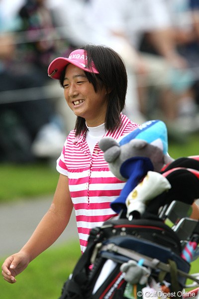 2010年 NEC軽井沢72ゴルフトーナメント初日 石川葉子 笑顔でスタートして行った葉子ちゃんは遼くんの妹とアナウンスで紹介されていました。
