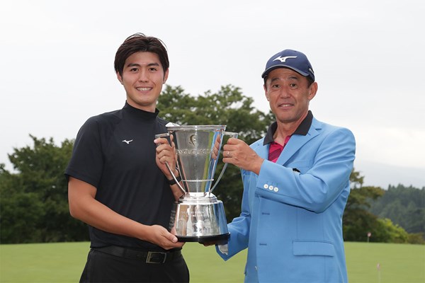 駆け付けた息子と優勝カップを掲げる鈴木亨（提供：日本プロゴルフ協会）