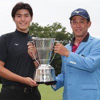 駆け付けた息子と優勝カップを掲げる鈴木亨（提供：日本プロゴルフ協会） 2022年 ファンケルクラシック  最終日 鈴木亨