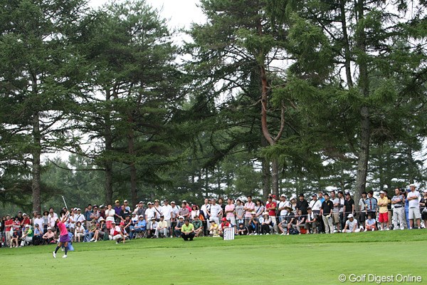 2010年 NEC軽井沢72ゴルフトーナメント2日目 宮里藍 藍ちゃんのショットする場所には人、人です。