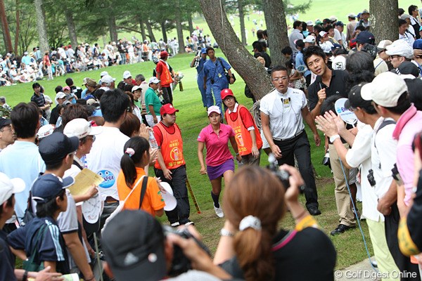 2010年 NEC軽井沢72ゴルフトーナメント2日目 宮里藍 藍ちゃんの移動の場所にはギャラリーが待ち受けてます。