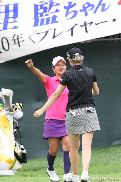2010年 NEC軽井沢72ゴルフトーナメント2日目 宮里藍＆ニッキー・キャンベル 宮里藍＆ニッキー・キャンベル トップタイの2人、明日はもちろん最終組です。