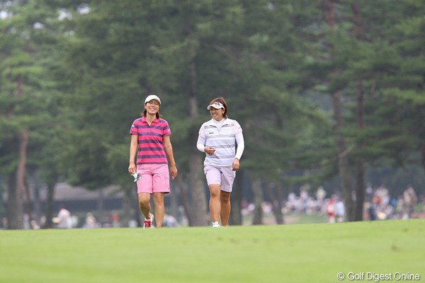 2010年 NEC軽井沢72ゴルフトーナメント2日目 福嶋晃子＆李知姫 楽しい会話中です。