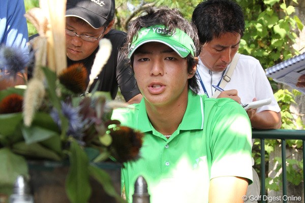 2010年 全米プロゴルフ選手権3日目 石川遼 予選落ちが確定し、日本のメディアに囲まれコメントをする石川