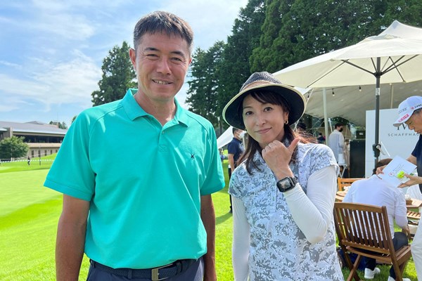 50歳になりシニアデビューする横尾要。妻のかとうれいこさんと（提供：日本プロゴルフ協会）