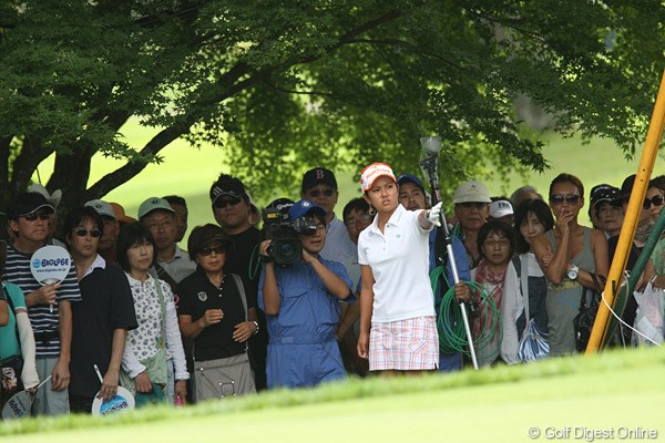 2010年 NEC軽井沢72ゴルフトーナメント最終日 宮里藍 今日はショットが乱れ、グリーン奥にボールが飛んでしまうシーンもありました。