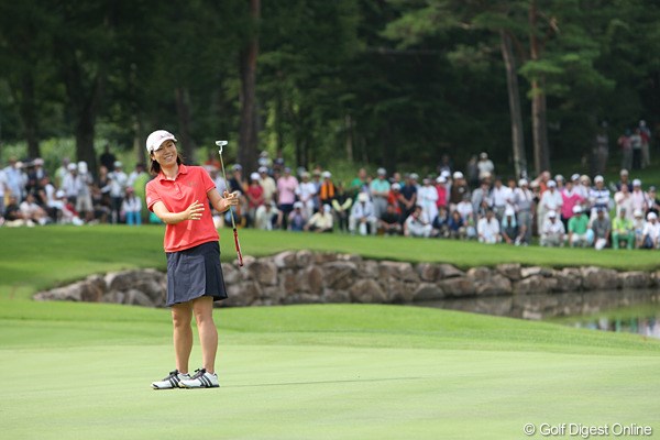 2010年 NEC軽井沢72ゴルフトーナメント最終日 李知姫 ウィニングパットがわずかに入らず苦笑い。