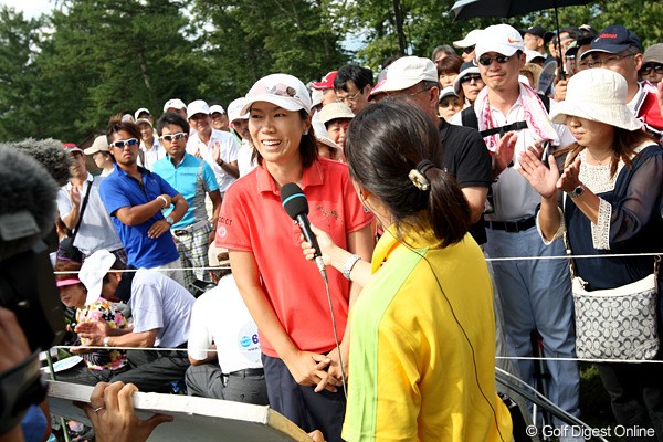 2010年 NEC軽井沢72ゴルフトーナメント最終日 李知姫 優勝インタビューもニコニコ顔です。