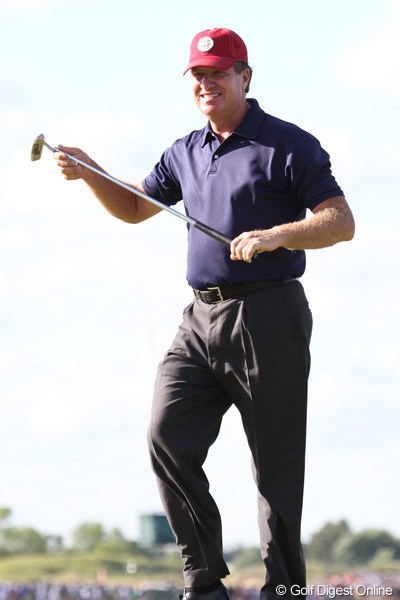 2010年 全米プロゴルフ選手権最終日 スティーブ・エルキントン ベテランのエルキントンも見せ場を作った！バーディを奪い刀を鞘にしまうようにパターを扱うパフォーマンス