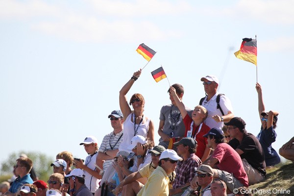「カイマー！」ドイツ国旗を振りながら応援するギャラリー。18＋3ホール降り続け、お疲れ様＆おめでとう！