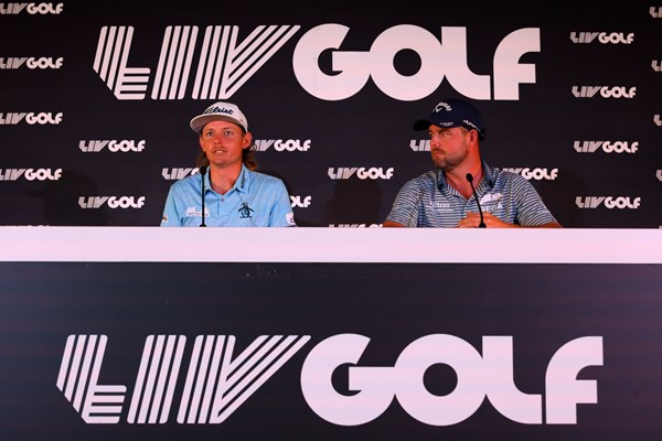 記者会見するキャメロン・スミス（左）とマーク・レイシュマン(Chris Trotman/LIV Golf via Getty Images)