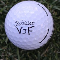 トニー・フィナウは自分の子どもたちのイニシャルをボールに書く (GolfWRX) トニー・フィナウのボール