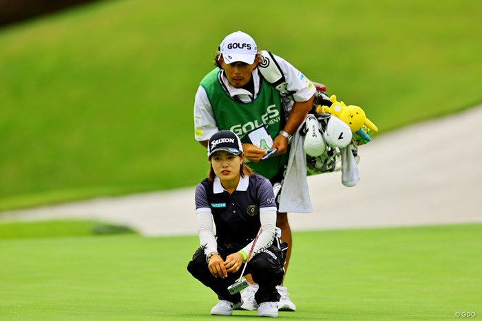 キャディさんは普段チャン・キム選手を担いでいる 2022年 ゴルフ5レディス プロゴルフトーナメント 初日 小倉彩愛