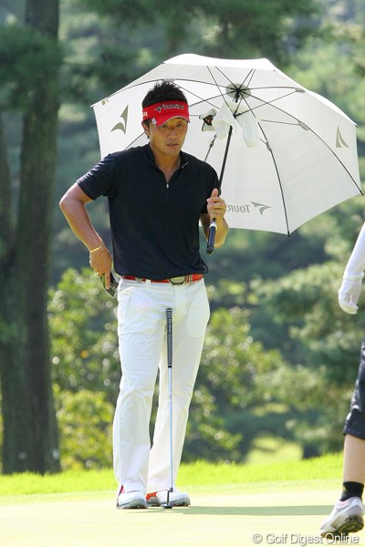 2010年 関西オープンゴルフ選手権競技初日 宮本勝昌 今週はほとんどの選手が日傘を使用。宮本勝昌もその一人