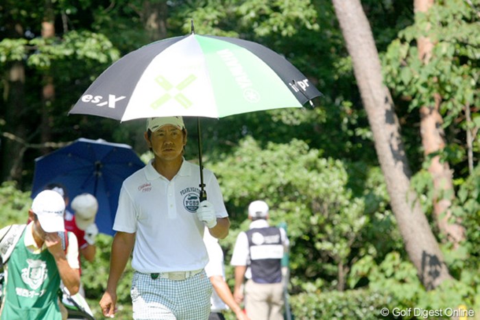 猛暑続きの今週は日傘が欠かせない日々が続きそうだ 2010年 関西オープンゴルフ選手権競技初日 藤田寛之