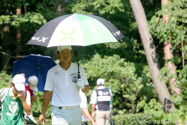2010年 関西オープンゴルフ選手権競技初日 藤田寛之 猛暑続きの今週は日傘が欠かせない日々が続きそうだ