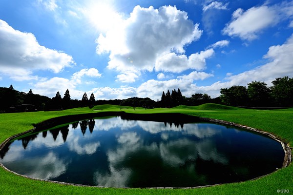 2022年 ゴルフ5レディス プロゴルフトーナメント 2日目 コース 池が鏡のようだ