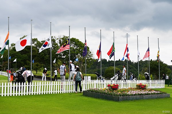 2022年 シンハン ドンヘ オープン  2日目 半旗 男子ツアーの会場で半旗が掲げられた