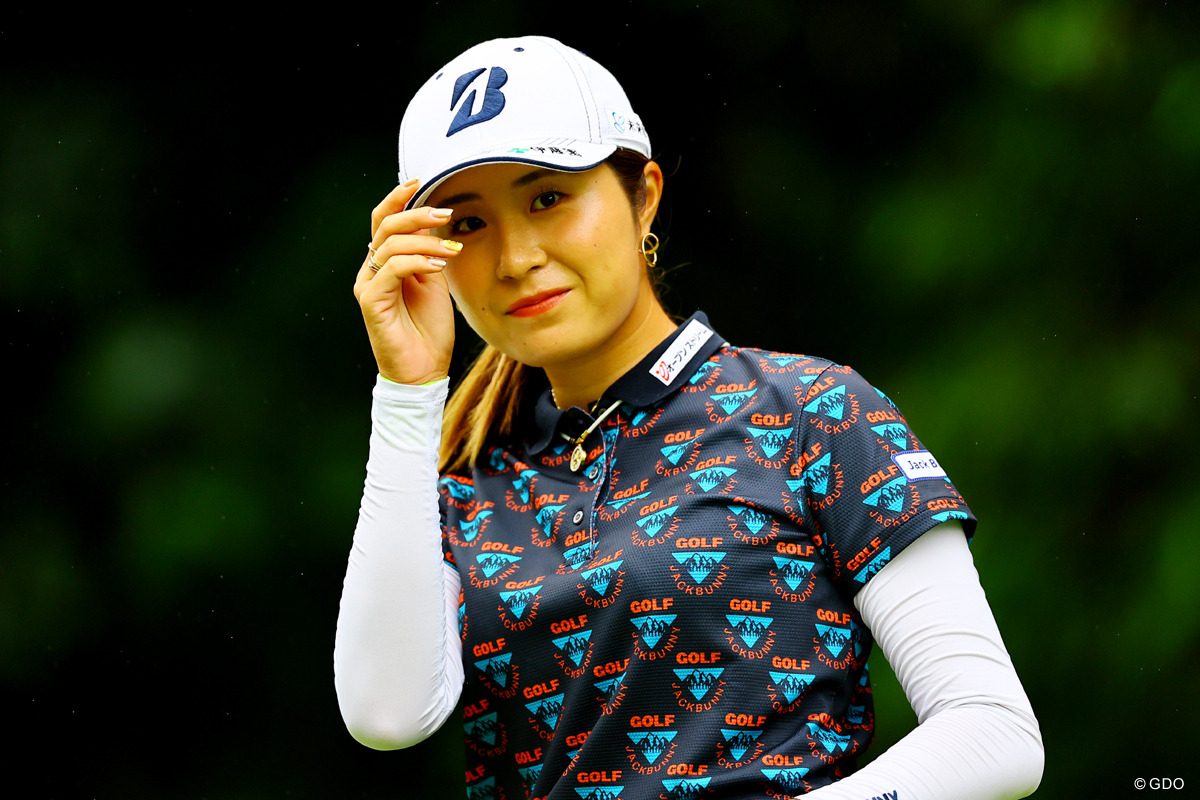 カメラマン“直撃”のバンカーショット 大里桃子「内心ありがとう」【国内女子ツアー LPGA】｜GDO ゴルフダイジェスト・オンライン