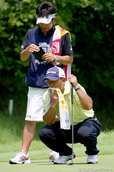 2010年 関西オープンゴルフ選手権競技3日目 細川和彦 タオルを含め、ラッキーカラーに彩られた細川和彦。“夏男”の復活なるか！？