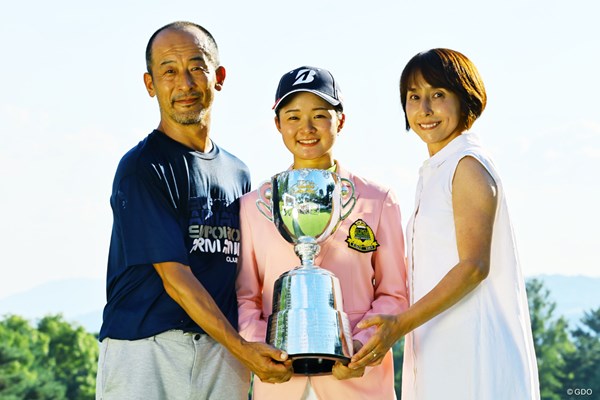 2022年 日本女子プロゴルフ選手権大会コニカミノルタ杯 4日目 川崎春花 家族で最高の記念撮影。優勝カップを持つ川崎春花と父の太郎さん、母の雅子さん