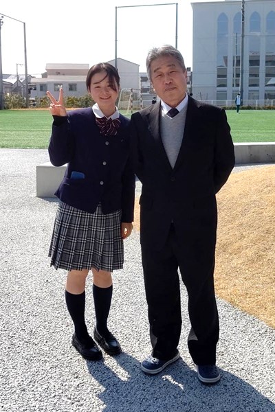 卒業を前に記念撮影した川崎春花（左）と富宿監督（提供：大阪学院大高ゴルフ部）