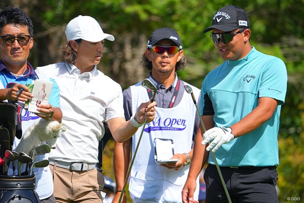 クラブ談義をする2人。あれ、同じアイアン