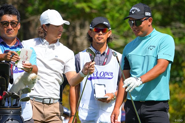 2022年 ANAオープンゴルフトーナメント  初日 石川遼 河本力 クラブ談義をする2人。あれ、同じアイアン