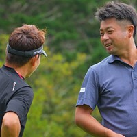ラウンドレポーターの田中秀道プロと談笑。 2022年 ANAオープンゴルフトーナメント 3日目 池田勇太