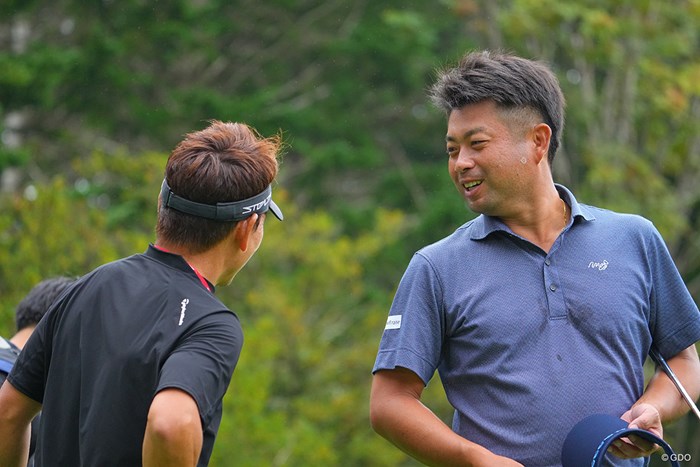 ラウンドレポーターの田中秀道プロと談笑。 2022年 ANAオープンゴルフトーナメント 3日目 池田勇太