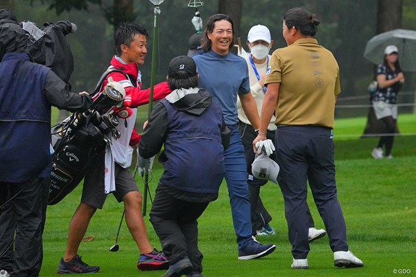 2022年 ANAオープンゴルフトーナメント 最終日 石川遼 勝者・大槻智春（右）をたたえた