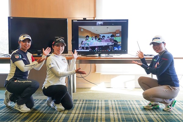 2022年 ミヤギテレビ杯ダンロップ女子オープン  事前 西村優菜 オンラインゲームでこども達と交流した（左から）山下美夢有、西村優菜、勝みなみ（大会提供）