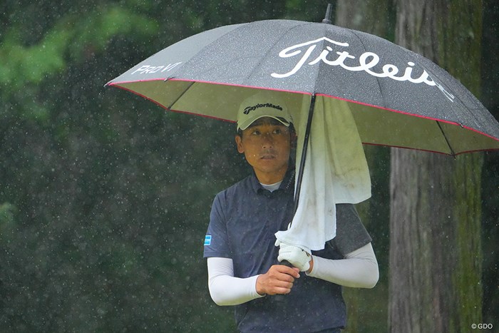 予報外れの雨に。 2022年 パナソニックオープンゴルフチャンピオンシップ 初日 竹安俊也