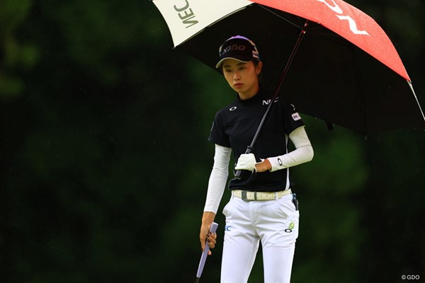 2022年 ミヤギテレビ杯ダンロップ女子オープン 2日目 安田祐香 傘を差しながら