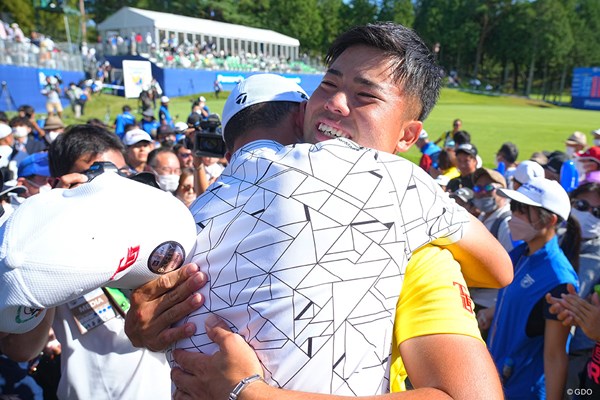 2022年 パナソニックオープンゴルフチャンピオンシップ 4日目 中島啓太 蝉川泰果 18番グリーンそばで喜びを分かち合った2人。「おめでとう」、「ありがとう」の言葉が交わされた