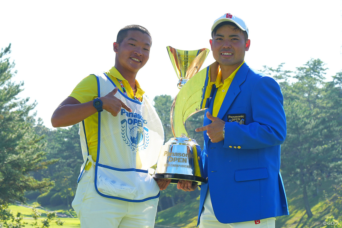 東北福祉大と日体大の主将が抱擁 中島・蝉川連続Vに日大キャプテンは【国内男子ツアー JGTO】｜GDO ゴルフダイジェスト・オンライン