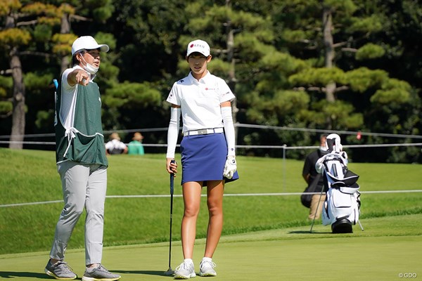 2022年 日本女子オープンゴルフ選手権  事前 馬場咲希 キャディを務めるコーチと念入りに下見
