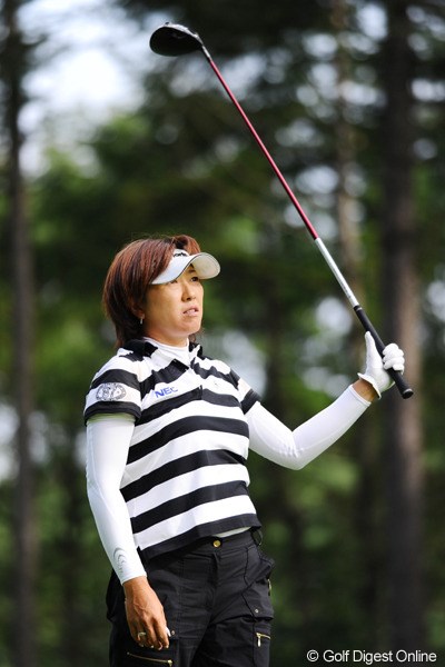 2010年 ニトリレディスゴルフトーナメント初日 福嶋晃子 先週のチャンプはお疲れモード。同じく胆嚢摘出経験者として、体調キープの難しさはわかりまっせェ～。43位T