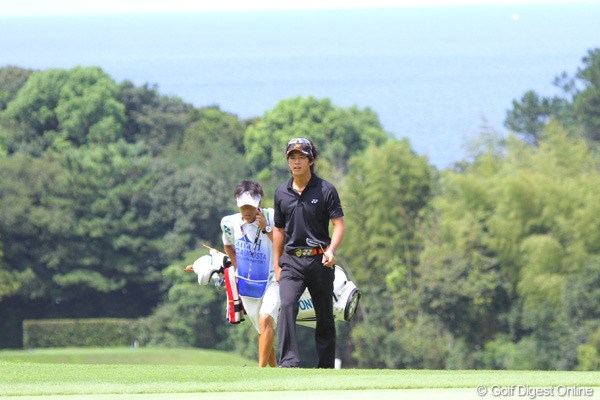 2010年 VanaH杯KBCオーガスタ2日目 石川遼 海をバックにグリーンへ向かう石川「お、思ったより寄ってる！」