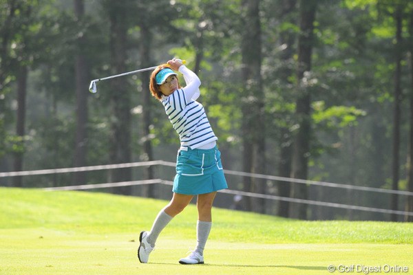 2010年 ニトリレディスゴルフトーナメント2日目 綾田紘子 セレブ・綾田、お嬢・紘子が69をマークして15位Tに急浮上。今日のウェアはなかなかグウ～ですヨ。