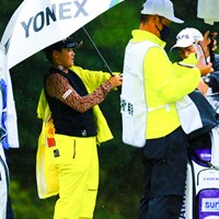 ペカペカ蛍光色のレインウェア 2022年 スタンレーレディスホンダゴルフトーナメント 初日 岩井明愛