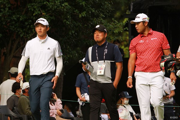 初出場の岩崎亜久竜（左）は松山英樹と練習ラウンド。中央は黒宮幹仁コーチ